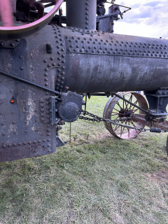 Here a shot of the “hi tech” chain steering!<br />That little hint of orange on the left is the fire burning in the firebox