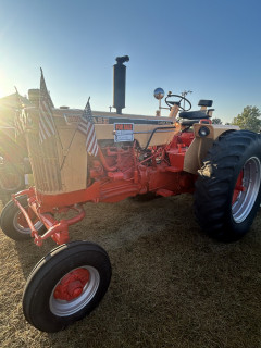 This Case 830 Comfort King is one year newer than mine. I wish I had that paint job!