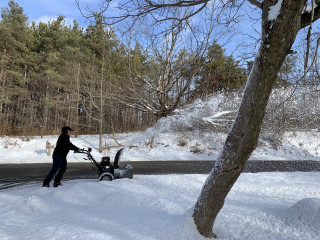 Snow column looks more narrow from operator position.