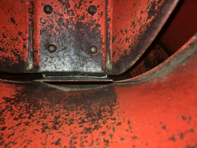 With chute off I checked the rubber wiper adjustment.