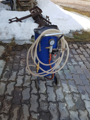 Standard pressure pot sand blaster with wand removed for water sand  blasting