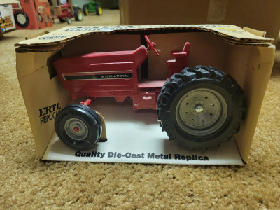 #25 IH Red Tractor.jpg