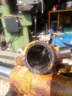 Left swing cylinder sludge.jpg