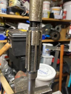 This reamer is adjustable between 15/16 and 1-1/8. The way it changes thickness is by turning the upper and lower nuts. As the cutting flutes move up and down the cutting thickness of the reamer changes.