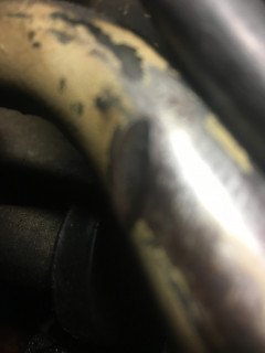 Gouge in oil return pipe